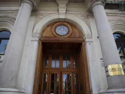 L�ingresso � contraddistinto da un ampio portone in legno inquadrato tra larghe colonne tuscaniche